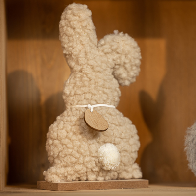 Peluche lapin sur socle bois - Décors de Pâques-1