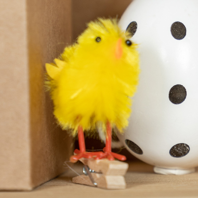 Poussins en chenille sur pince en bois - Décors de Pâques-1