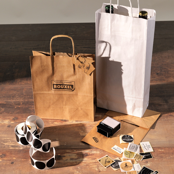 Sacs kraft blanc, brun et noir - poignées plates, torsadées ou découpées, sacs coton ou jute, étiquettes, tampons, boites d’expédition, boite aimantées, sacs isothermes, housses de costume...sont personnalisables dès de petites quantités.
Un nom, un logo, une signature manuscrite : il suffit parfois d’un détail pour créer du lien.